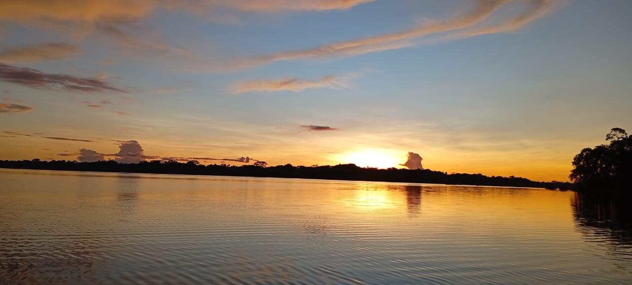 Atardecer en el río Amazonas, Puerto Nariño