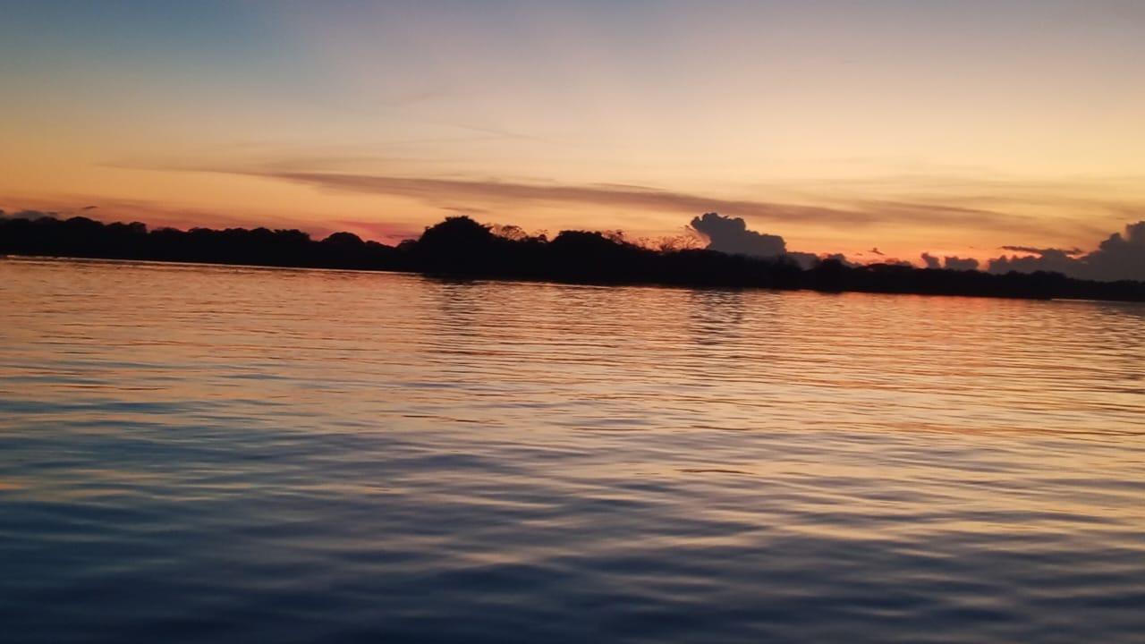 Cielo amazónico al caer el sol